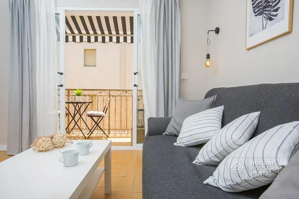 סאלו Cosy 3-Bedroom Apartment For 6-8 People Just 50M From The Beach ספרד