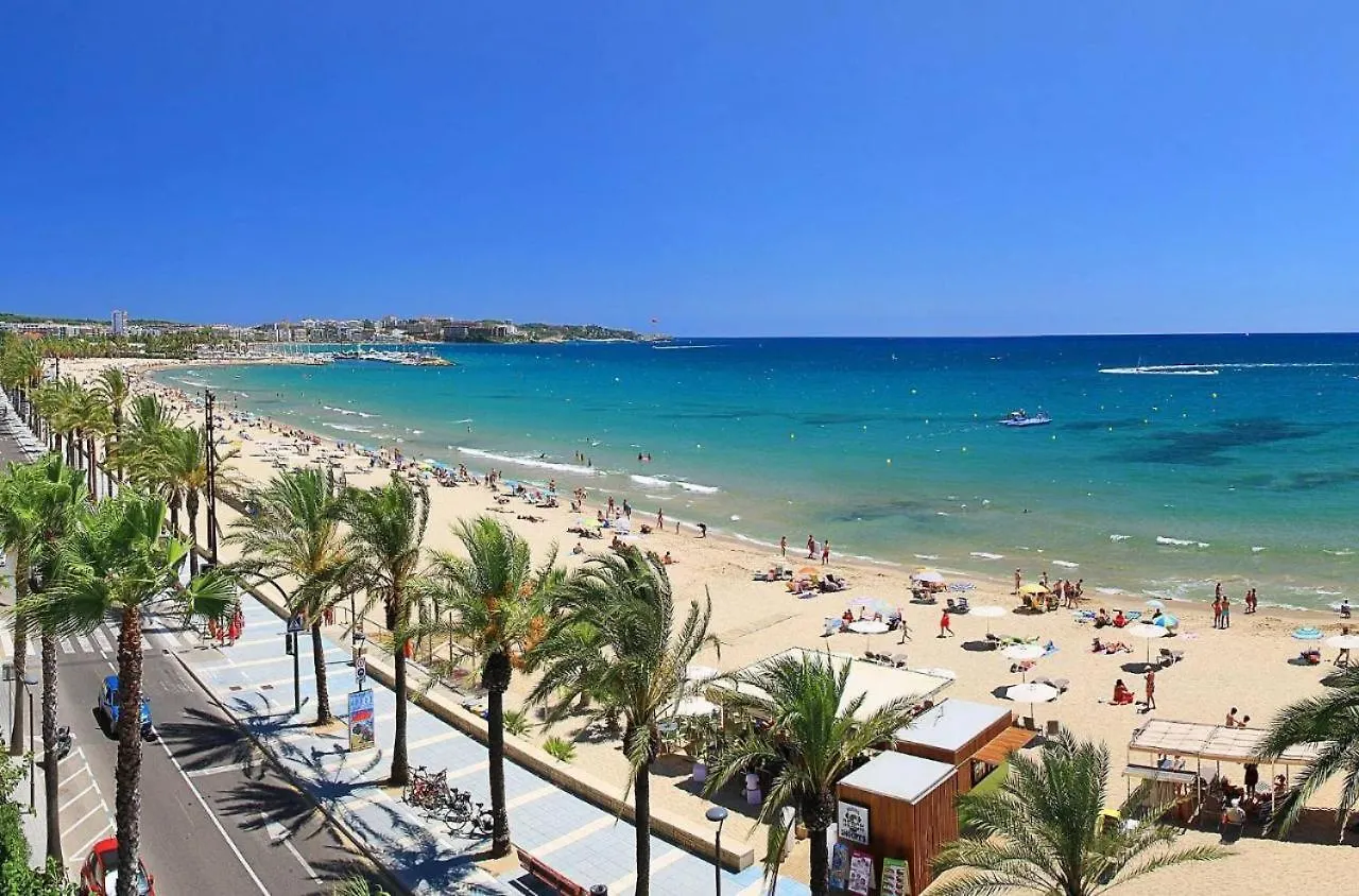 Cosy 3-Bedroom Apartment For 6-8 People Just 50M From The Beach location
